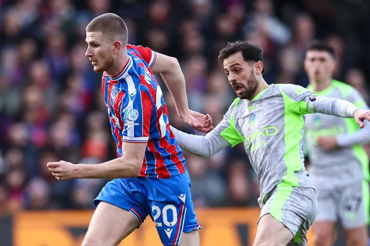 Crystal Palace player chased by Manchester City player