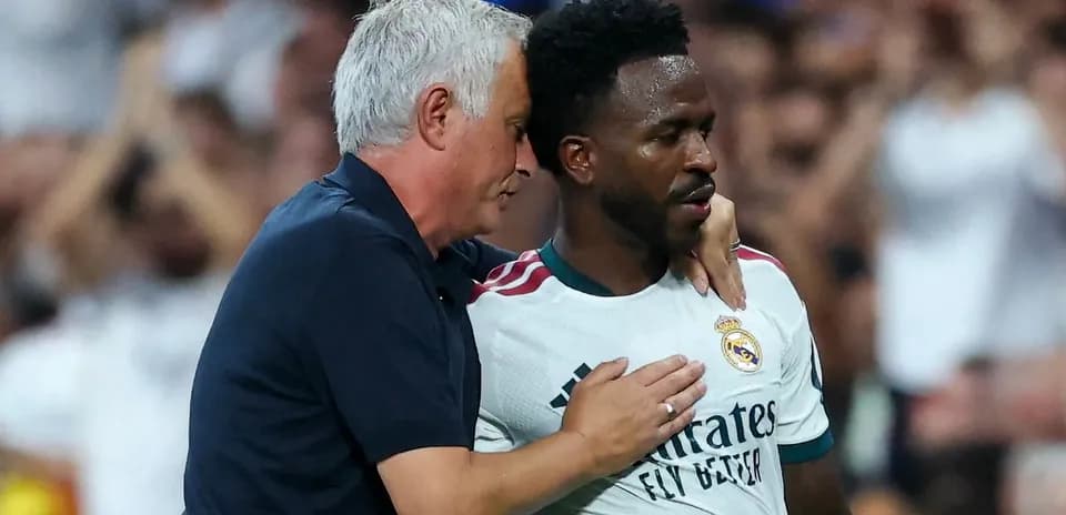 Coach speaking to player during match moment