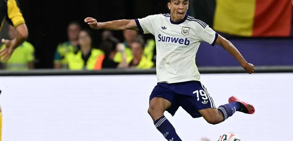 Anderlecht player dribbling during Europa League match