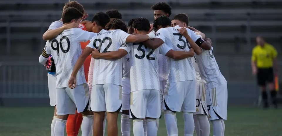 Players huddling before the match