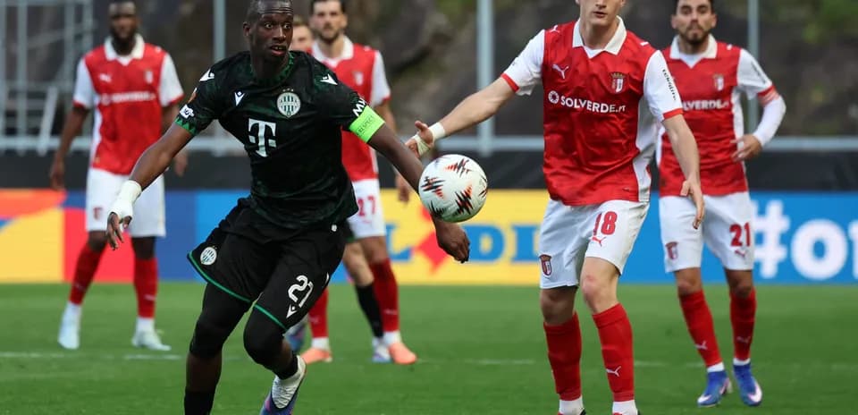 Ferencvarosi TC player dribbling against Twente