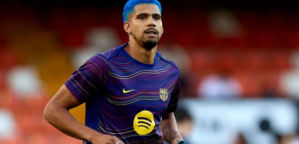 Player warming up in Barcelona kit before match