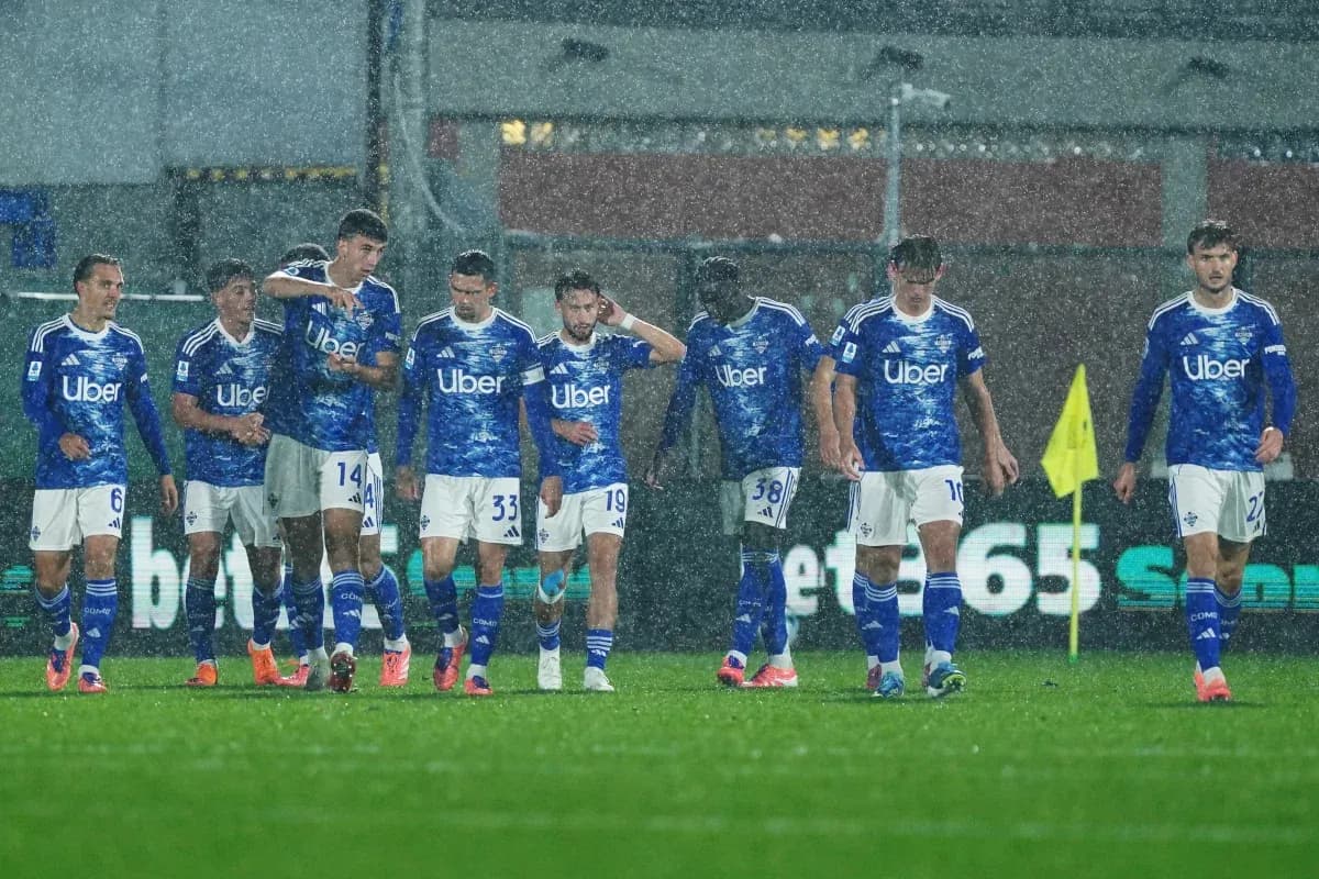 Como players walking on the pitch in rain
