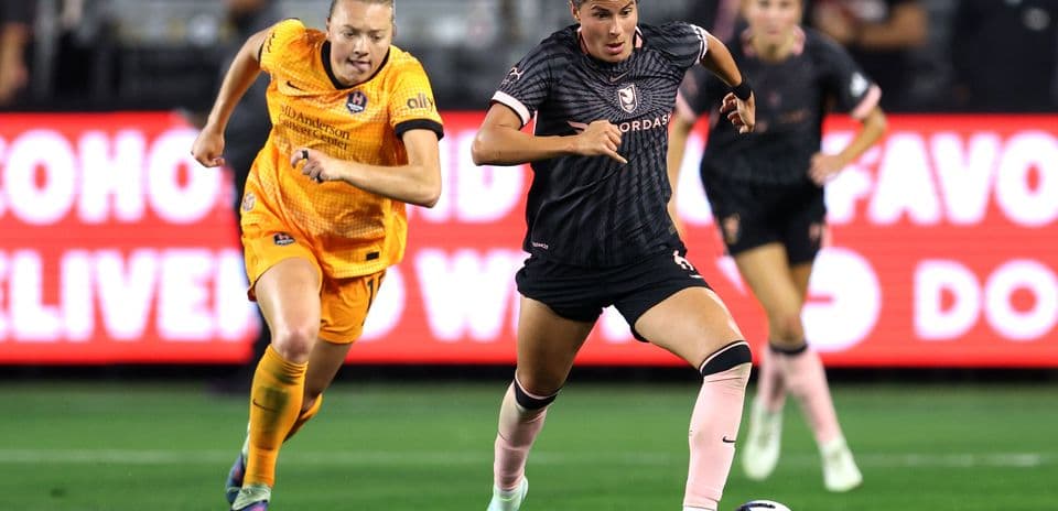 Houston Dash player dribbling past Angel City opponent