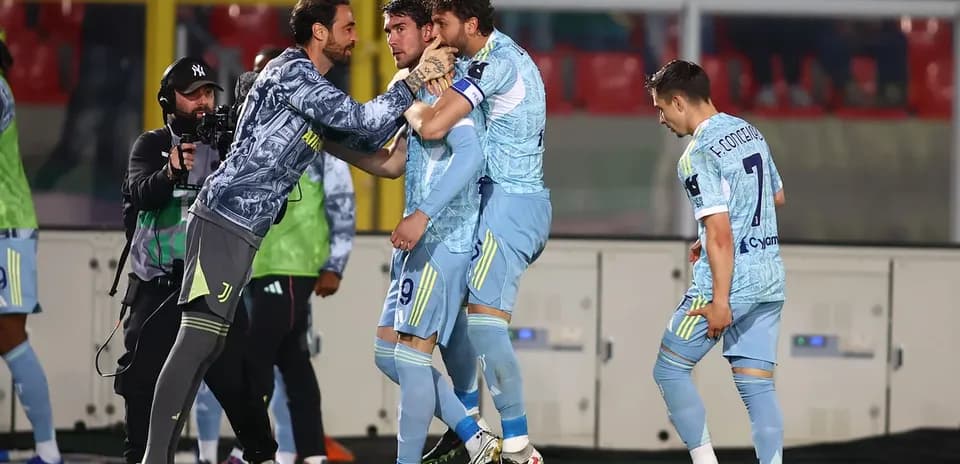 Juventus players celebrating during Lecce match