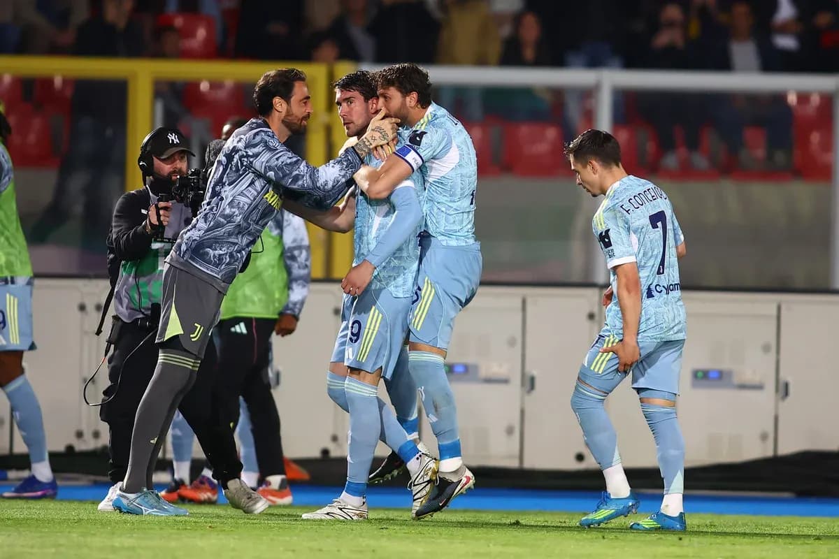 Juventus players celebrating during Lecce match