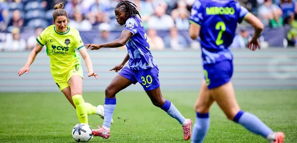 Washington Spirit W player dribbling against Seattle Reign FC W