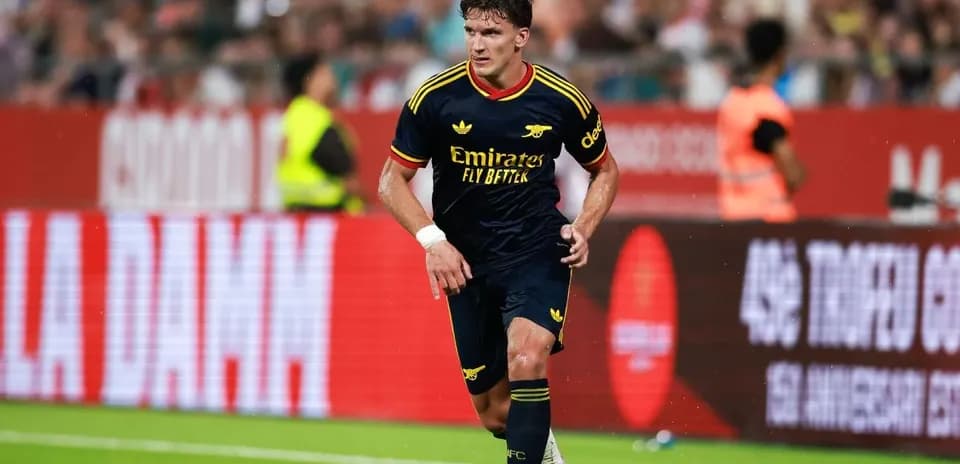 Player in Arsenal kit dribbling the ball during match