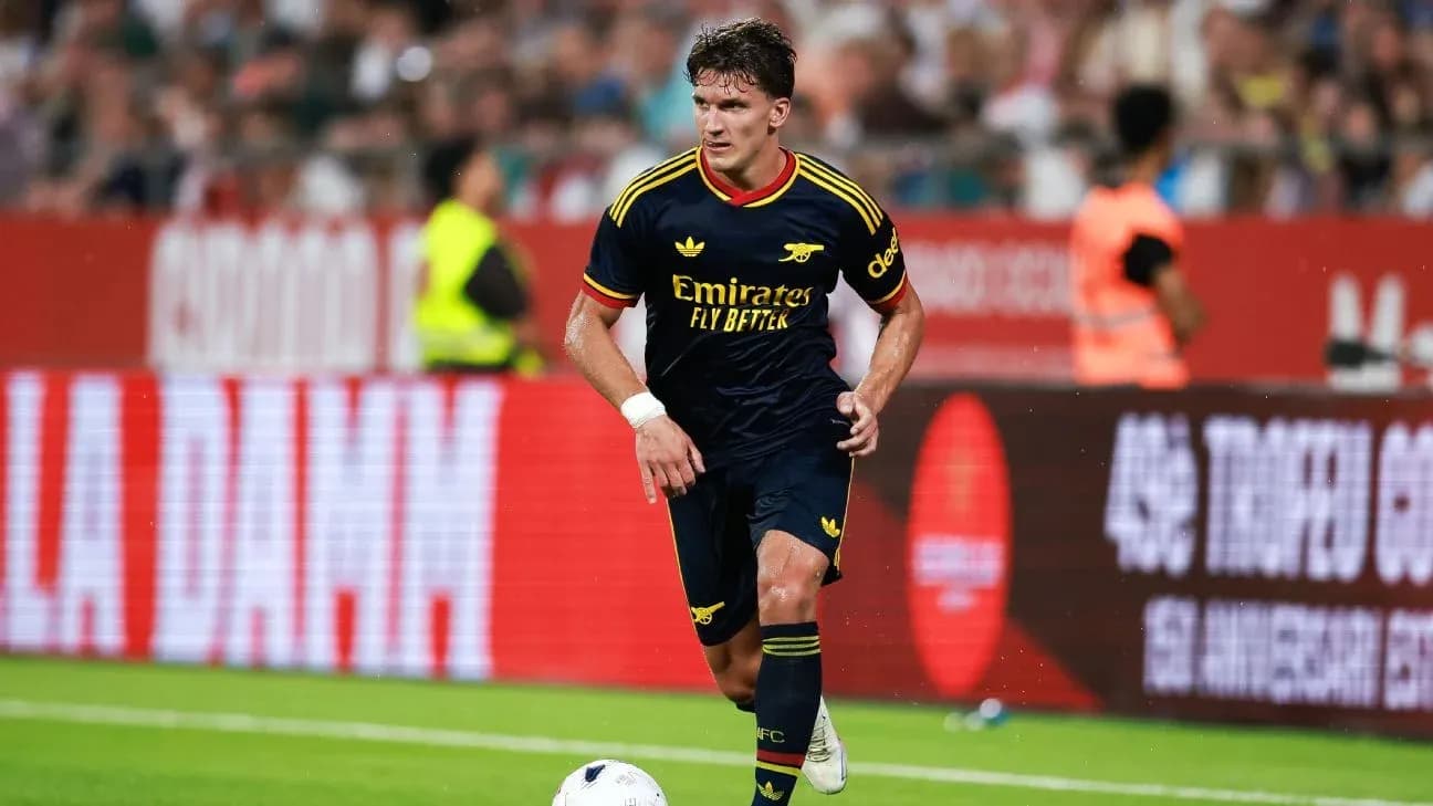 Player in Arsenal kit dribbling the ball during match Player in Arsenal kit dribbling the ball during match