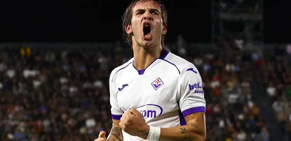 Player celebrating a goal in Fiorentina kit