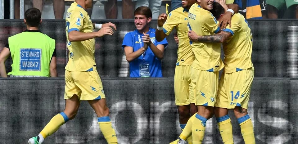 Frosinone players celebrating a goal during match