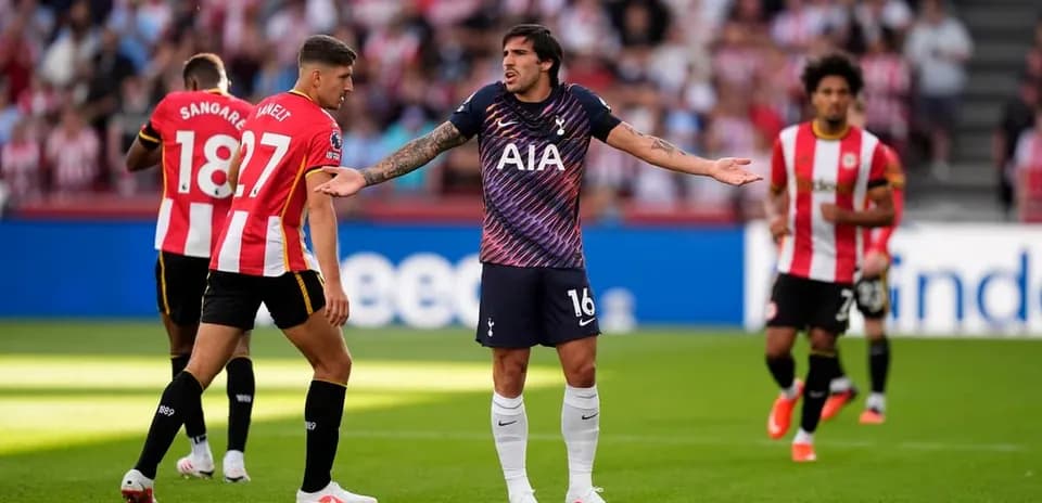 Tottenham player discussing with Brentford players during match