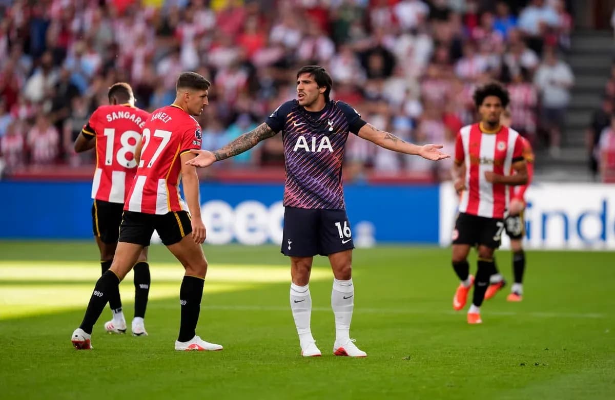 Tottenham player discussing with Brentford players during match