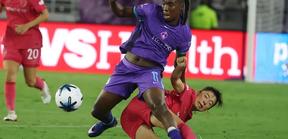 Player tackling during Orlando Pride vs North Carolina Courage