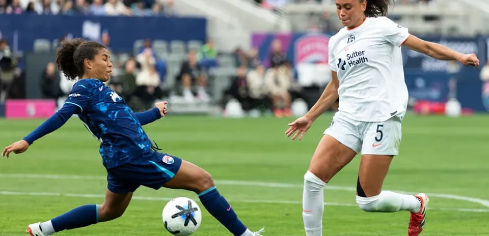 San Diego Wave player dribbling past Bay FC defender