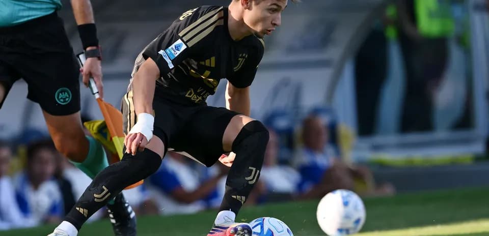 Juventus player dribbling the ball during match