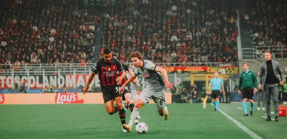 Players competing during Red Bull Salzburg vs AC Milan