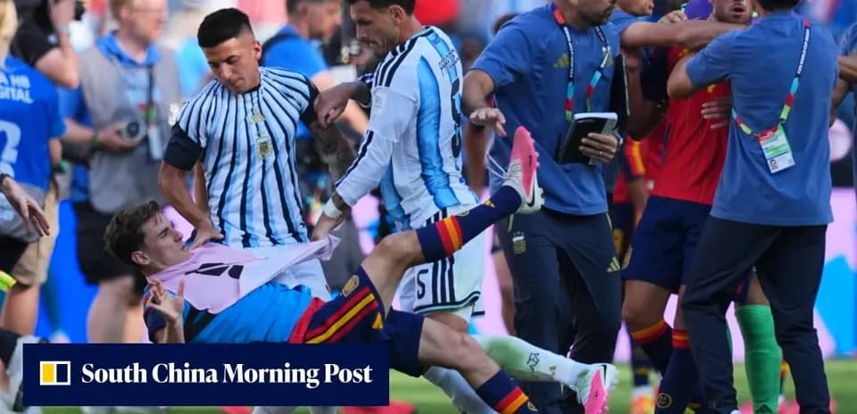 Players from Argentina and Spain in confrontation on field