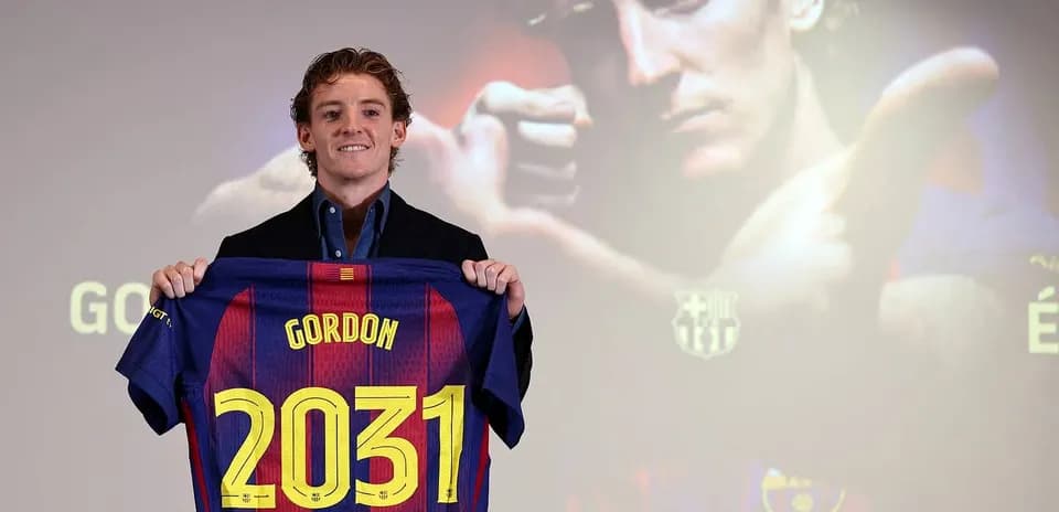 Player presenting FC Barcelona jersey with 2031