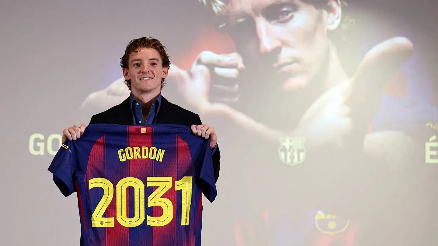Player presenting FC Barcelona jersey with 2031