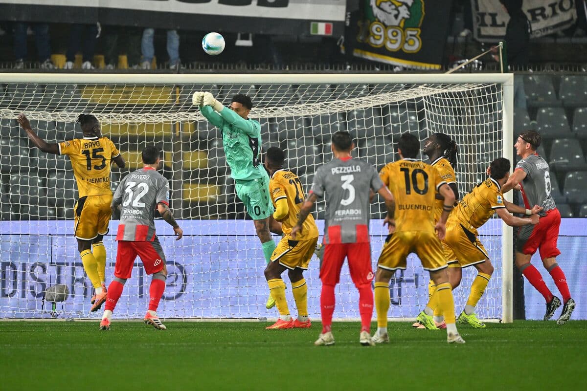 Goalkeeper saving a header during Serie A match