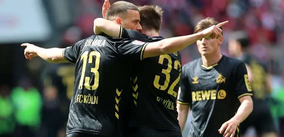 FC Köln players celebrating a goal together