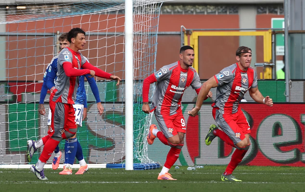 Cremonese players celebrating a goal