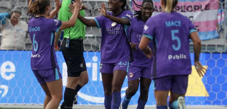 Orlando Pride players celebrating a goal