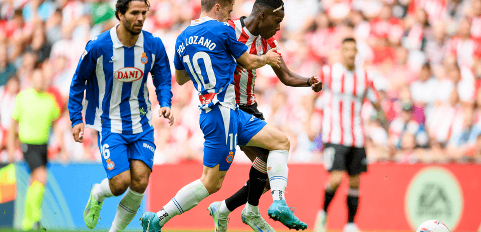 Pol Lozano tackling opponent during Espanyol match