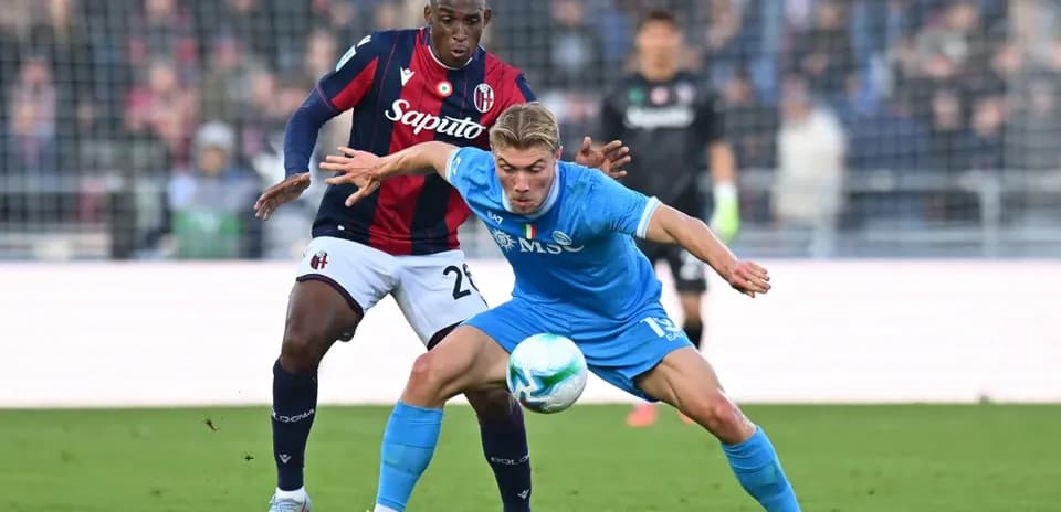 Napoli player battling for the ball against Bologna