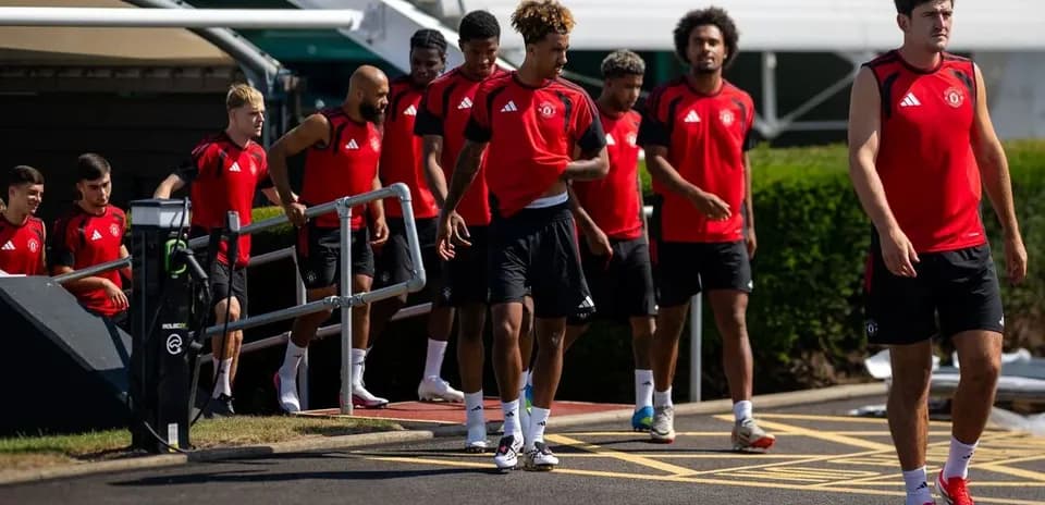 Manchester United players entering training facility