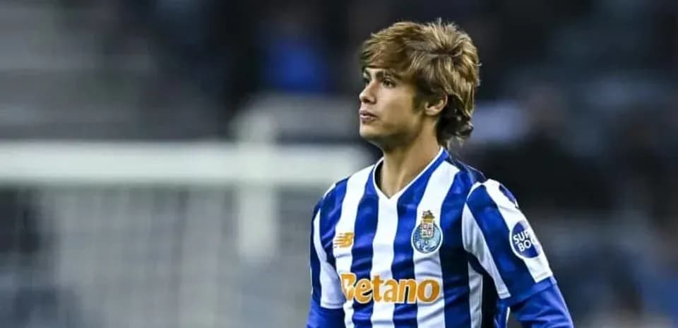 Player in FC Porto jersey on the pitch
