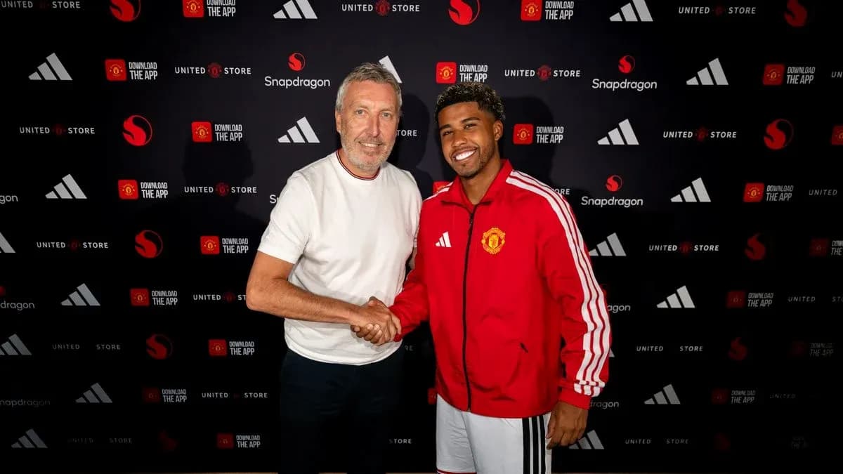 Two men shaking hands at Manchester United announcement