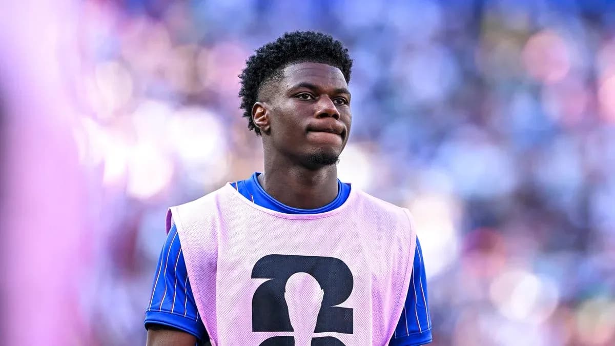 Player in warm-up bib during match preparation