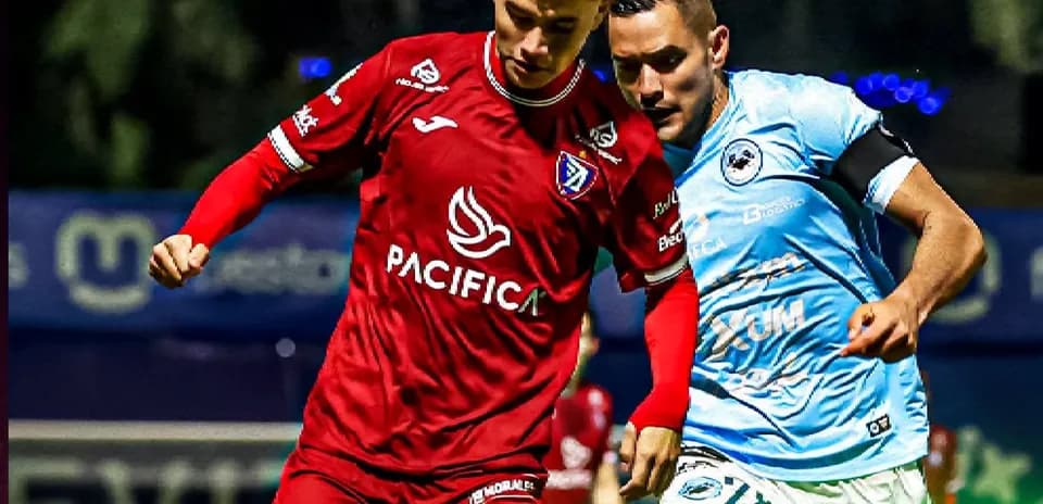 Two players competing during Liga de Expansión MX match