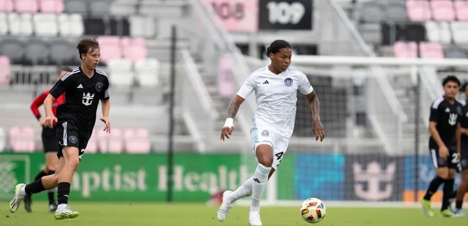Inter Miami II player dribbling the ball