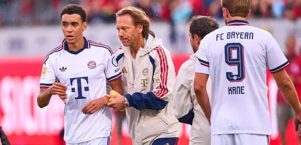 Bayern Munich players during a substitution on pitch