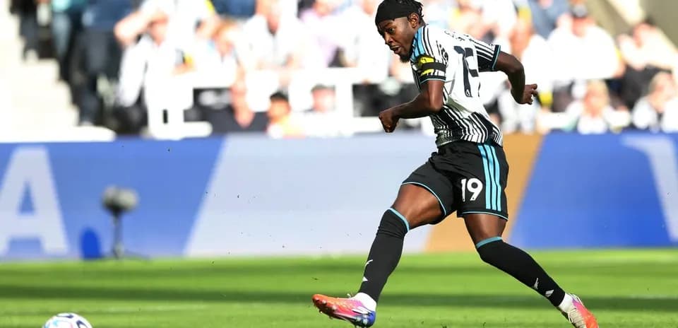 Player in Newcastle kit kicking the ball