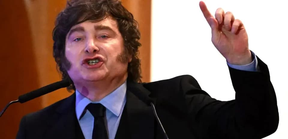 Speaker gesturing during a public address