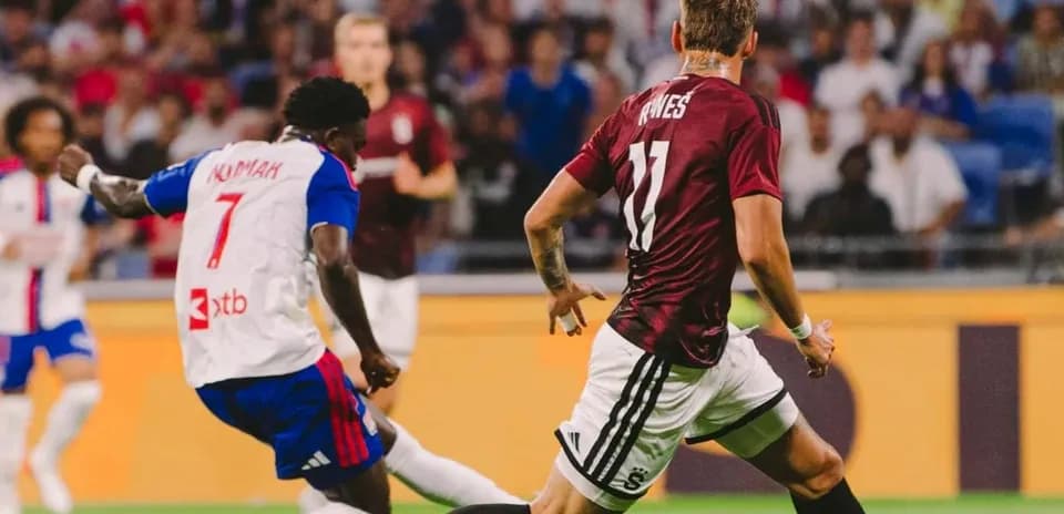 Lyon player dribbling past Sparta Praha defender