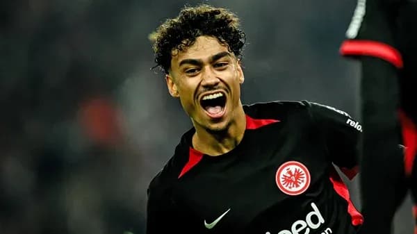 Player celebrating during match for Eintracht Frankfurt