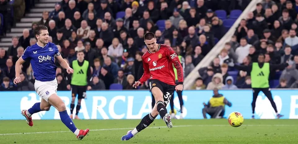 Everton player chasing Manchester United striker