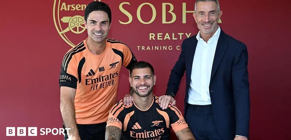 Arsenal manager and new player at signing event