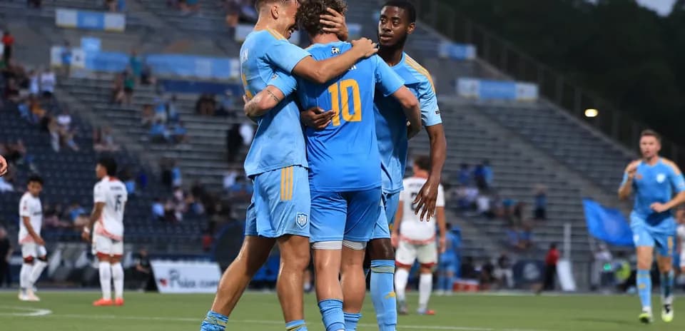 Players celebrating during JAX vs San Antonio match