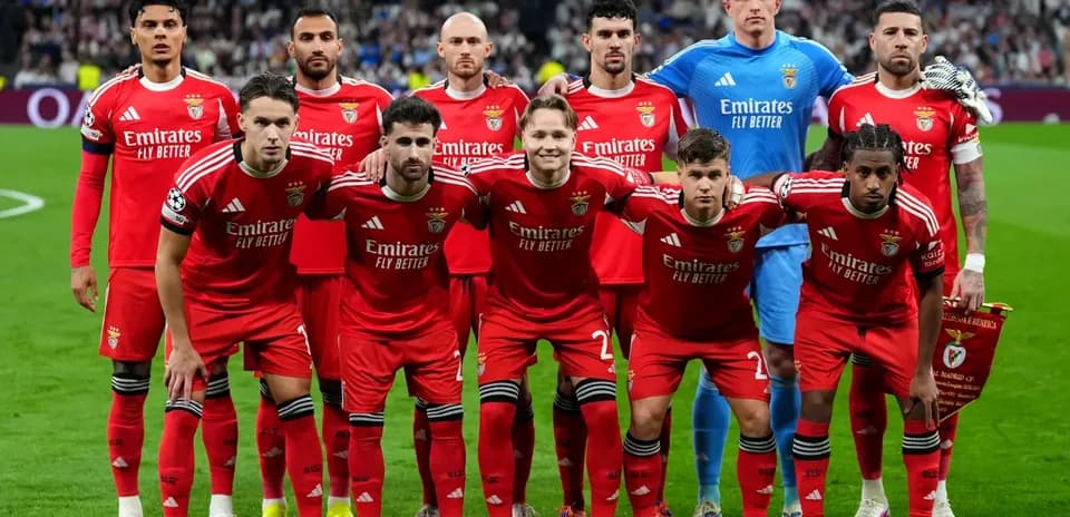 Benfica team lineup before UEFA match