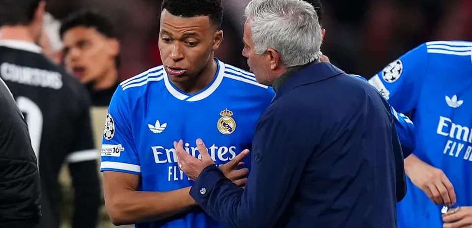 Manager speaking with player during match situation