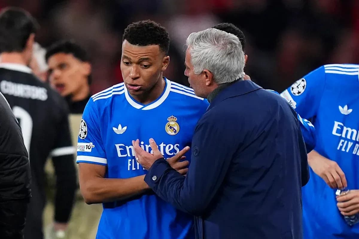 Manager speaking with player during match situation