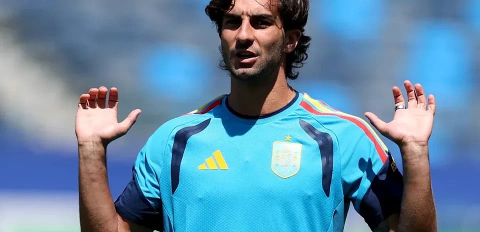 Player gesturing during training session in Spain kit