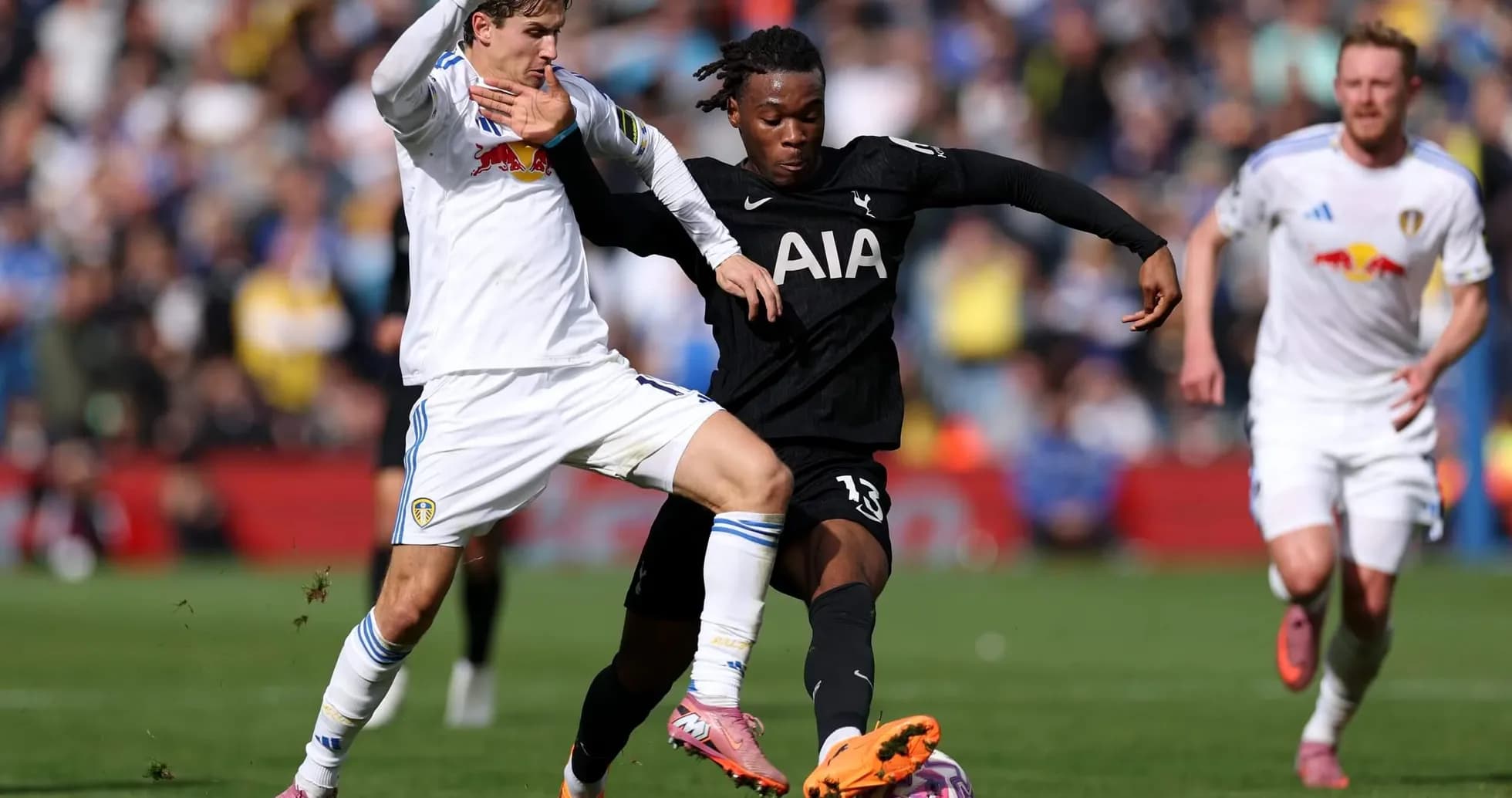 Leeds and Tottenham players contesting the ball