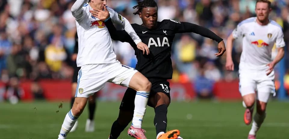 Leeds and Tottenham players contesting the ball